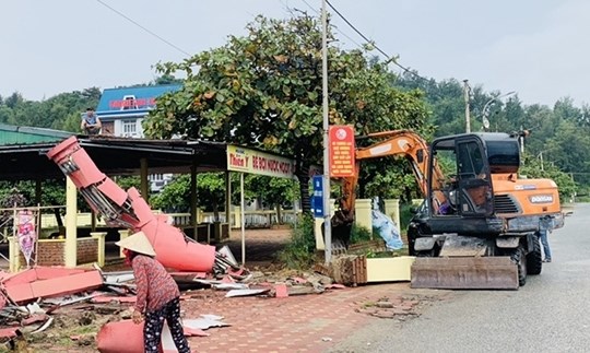 Giải tỏa dãy ki-ốt chắn bãi biển đẹp nhất Hà Tĩnh - Anh 3