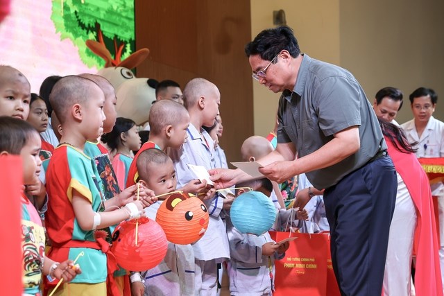 Thủ tướng thăm, tặng qua các bệnh nhi đang điều trị tại Viện Huyết học -Truyền máu TƯ nhân dịp Tết Trung thu - Anh 3