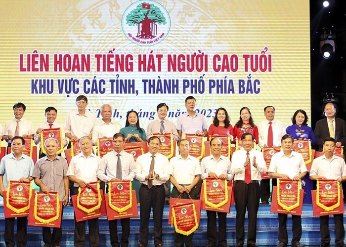 Sôi nổi liên hoan Tiếng hát người cao tuổi khu vực phía Bắc - Anh 1