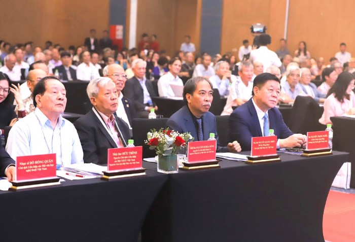 Các nhà văn Việt Nam góp phần bảo vệ nền văn hóa của dân tộc - Anh 3