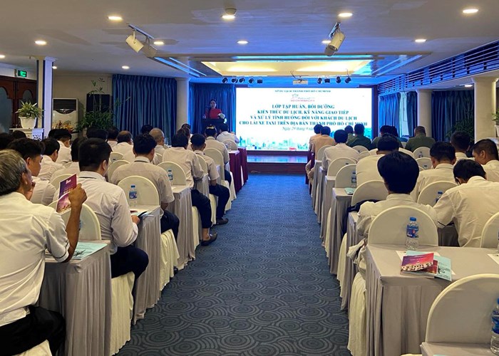 Lần đầu tiên bồi dưỡng kiến thức du lịch cho lái xe taxi - Anh 1
