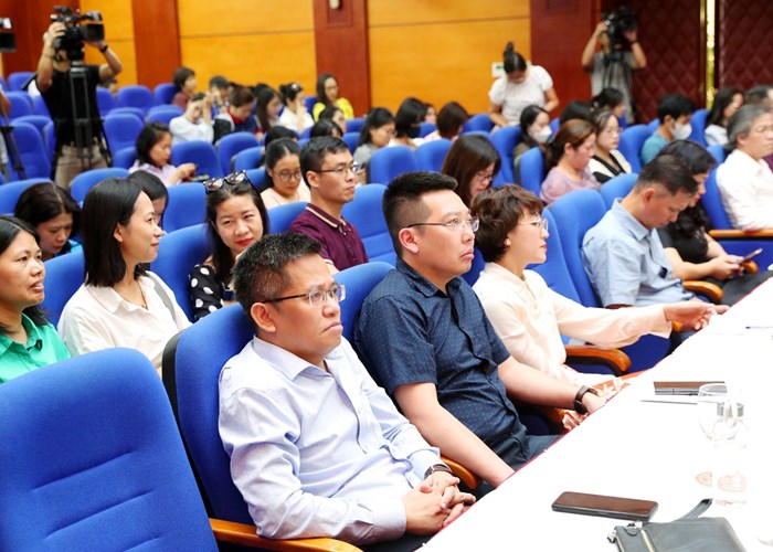 Giải đáp, đối thoại nhiều vấn đề “nóng” về văn hoá, thể thao và du lịch - Anh 3
