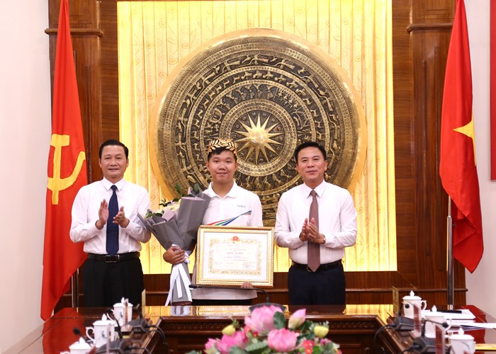 Thanh Hóa khen thưởng Nhà vô địch Cuộc thi Đường lên đỉnh Olympia - Anh 1