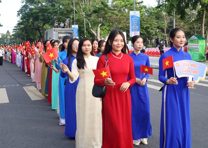 Cần Thơ: Hơn 5.000 phụ nữ diễu hành áo bà ba, áo dài - Anh 3
