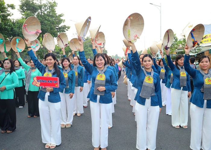 Cần Thơ: Hơn 5.000 phụ nữ diễu hành áo bà ba, áo dài - Anh 2