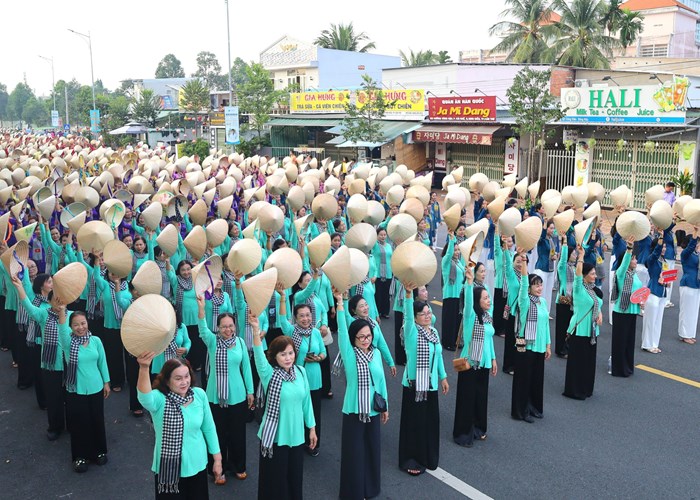Cần Thơ: Hơn 5.000 phụ nữ diễu hành áo bà ba, áo dài - Anh 1