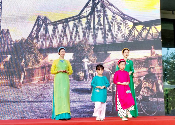 Lễ hội Áo dài Du lịch Hà Nội 2023: Lan tỏa tình yêu áo dài trong cộng đồng - Anh 3
