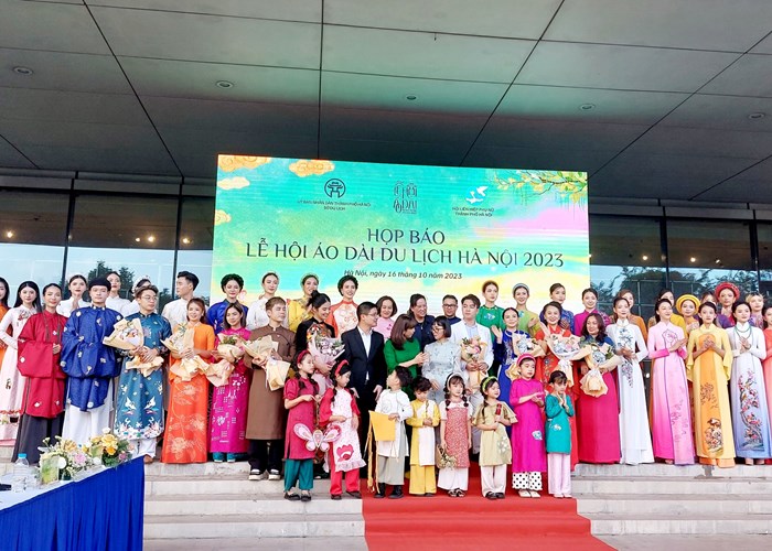 Lễ hội Áo dài Du lịch Hà Nội 2023: Lan tỏa tình yêu áo dài trong cộng đồng - Anh 1