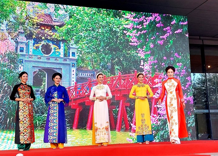Lễ hội Áo dài Du lịch Hà Nội 2023: Lan tỏa tình yêu áo dài trong cộng đồng - Anh 4