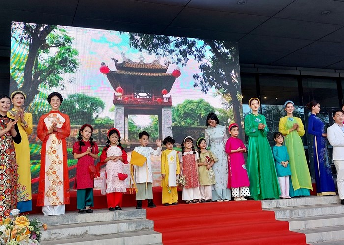 Lễ hội Áo dài Du lịch Hà Nội 2023: Lan tỏa tình yêu áo dài trong cộng đồng - Anh 5