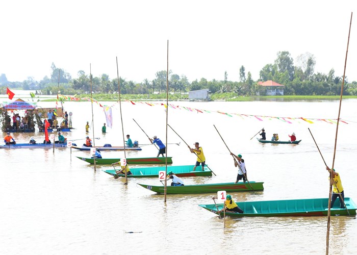 An Giang: Tưng bừng ngày hội mùa nước nổi và Giải đua xuồng huyện Châu Phú - Anh 1