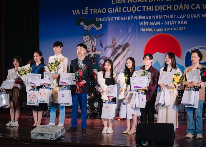 Bất ngờ những bản dịch “Bèo dạt mây trôi” sang tiếng Nhật - Anh 1