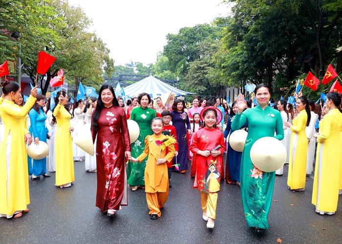 Lễ hội Áo dài du lịch Hà Nội 2023: Thu hút hơn 60.000 người tham dự - Anh 3