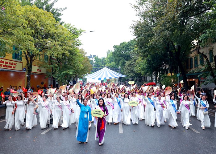 Lễ hội Áo dài du lịch Hà Nội 2023: Thu hút hơn 60.000 người tham dự - Anh 4