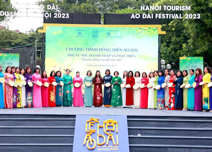 Lễ hội Áo dài du lịch Hà Nội 2023: Thu hút hơn 60.000 người tham dự - Anh 2