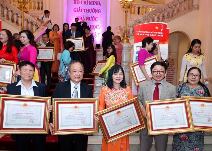 Bộ VHTTDL: Chủ động phối hợp, hướng dẫn các Hội VHNT sớm chi trả tiền “Giải thưởng Hồ Chí Minh”, “Giải thưởng Nhà nước” - Anh 1