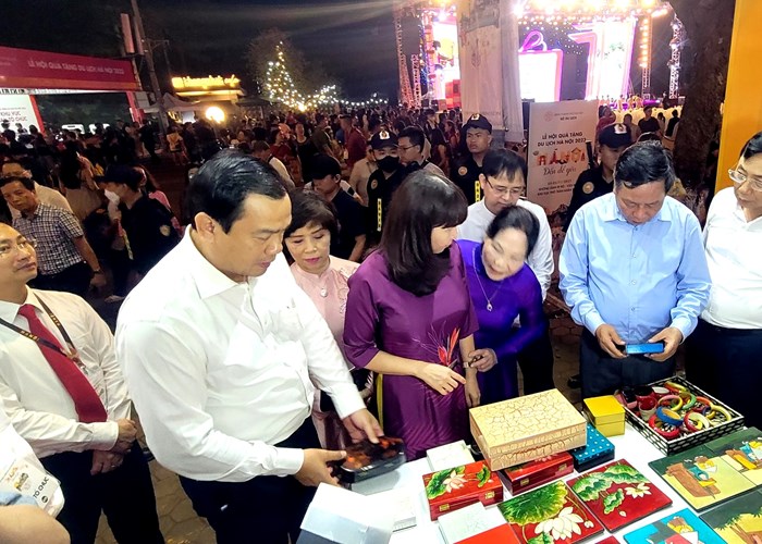 Lễ hội Quà tặng du lịch Hà Nội 2023: Sản phẩm mới để giữ chân khách du lịch - Anh 2