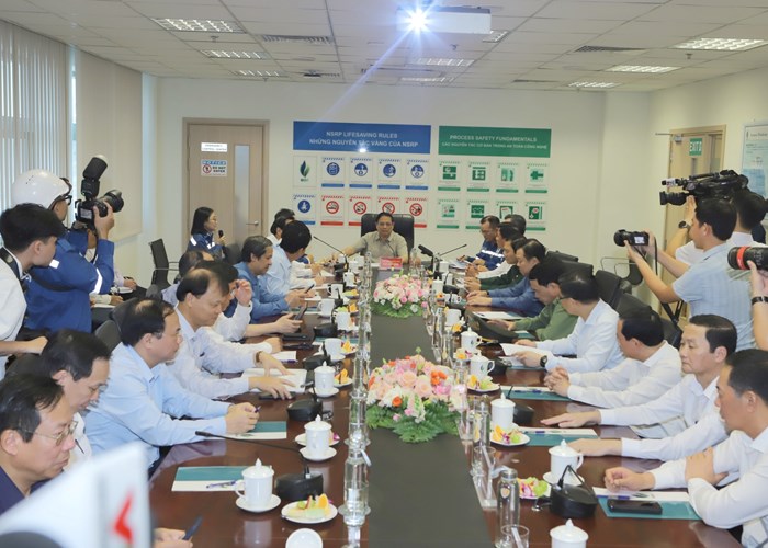 Thủ tướng dâng hoa, dâng hương Chủ tịch Hồ Chí Minh, thăm và làm việc tại Khu kinh tế Nghi Sơn - Anh 7