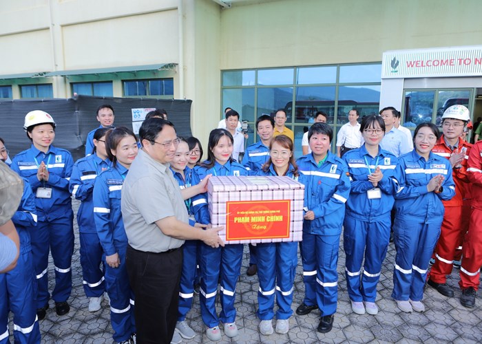 Thủ tướng dâng hoa, dâng hương Chủ tịch Hồ Chí Minh, thăm và làm việc tại Khu kinh tế Nghi Sơn - Anh 6