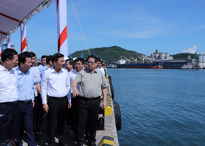 Thủ tướng dâng hoa, dâng hương Chủ tịch Hồ Chí Minh, thăm và làm việc tại Khu kinh tế Nghi Sơn - Anh 8