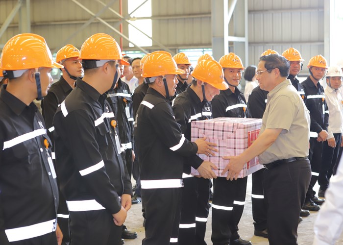 Thủ tướng dâng hoa, dâng hương Chủ tịch Hồ Chí Minh, thăm và làm việc tại Khu kinh tế Nghi Sơn - Anh 9