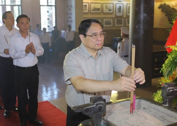 Thủ tướng dâng hoa, dâng hương Chủ tịch Hồ Chí Minh, thăm và làm việc tại Khu kinh tế Nghi Sơn - Anh 2