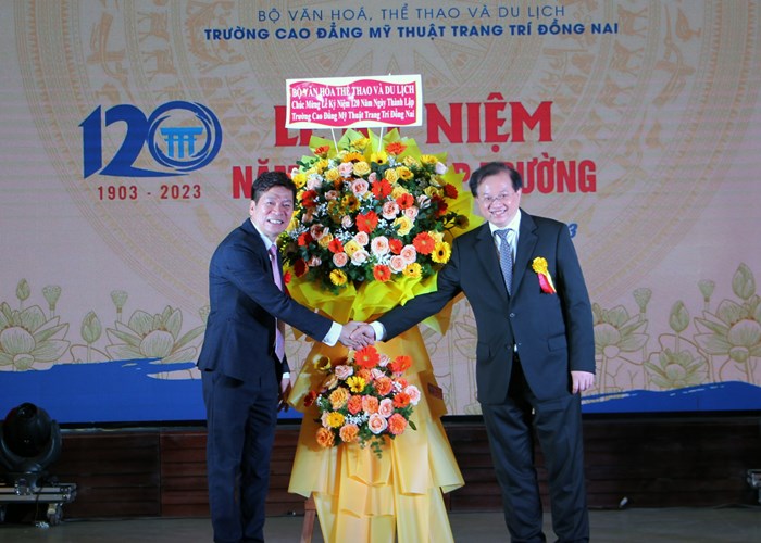 Trường CĐ Mỹ thuật trang trí Đồng Nai kỷ niệm 120 năm thành lập - Anh 1
