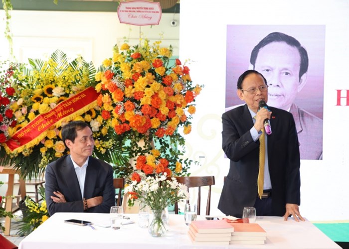 "Hoa đời mùa sau", cảm một hồn thơ tươi mới của nhà thơ, nhà báo Nguyễn Hồng Vinh - ảnh 1