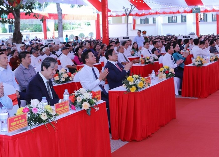 Thủ tướng dự lễ kỷ niệm 60 năm thành lập Trường THPT Cẩm Thủy 1 - Anh 3