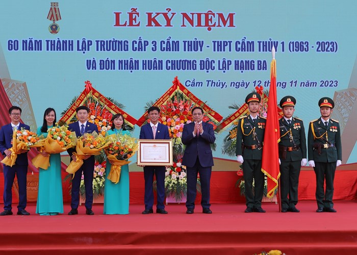 Thủ tướng dự lễ kỷ niệm 60 năm thành lập Trường THPT Cẩm Thủy 1 - Anh 4