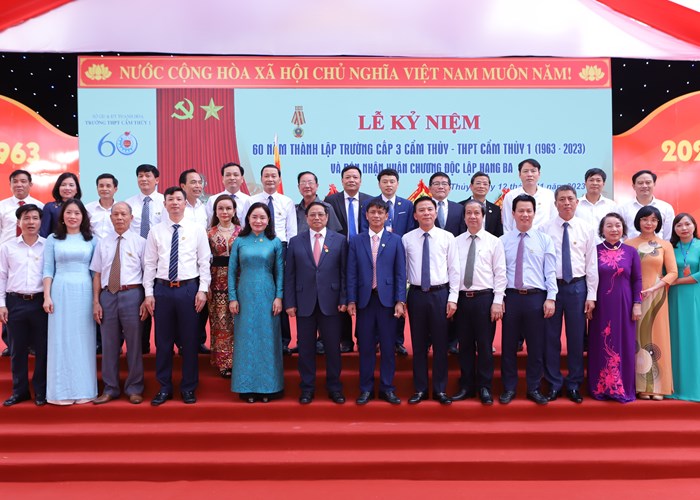 Thủ tướng dự lễ kỷ niệm 60 năm thành lập Trường THPT Cẩm Thủy 1 - Anh 7