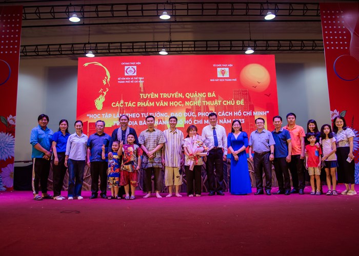 Vở kịch “Cuộc hành trình tìm bức chân dung” mở màn đợt diễn quảng bá tác phẩm VHNT học tập và làm theo Bác - Anh 3