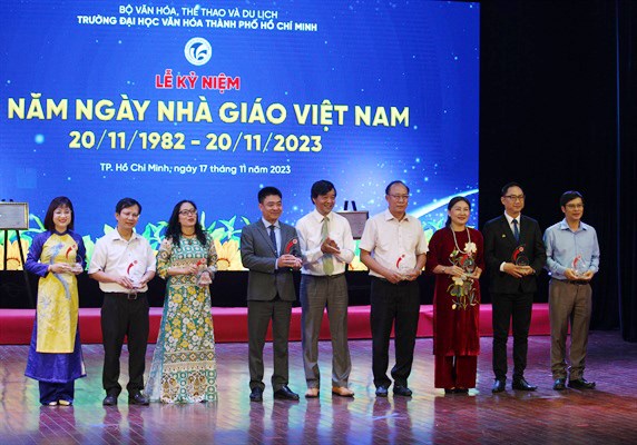 Trường ĐH Văn hóa TP.HCM đón nhận Giấy chứng nhận kiểm định chất lượng giáo dục - Anh 2