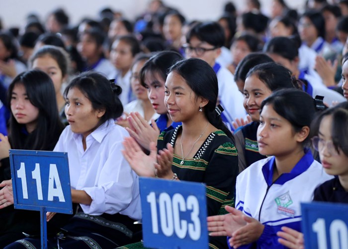 Doãn Quốc Đam bất ngờ gặp nhiều “fan” trên phố núi Đà Lạt - Anh 4
