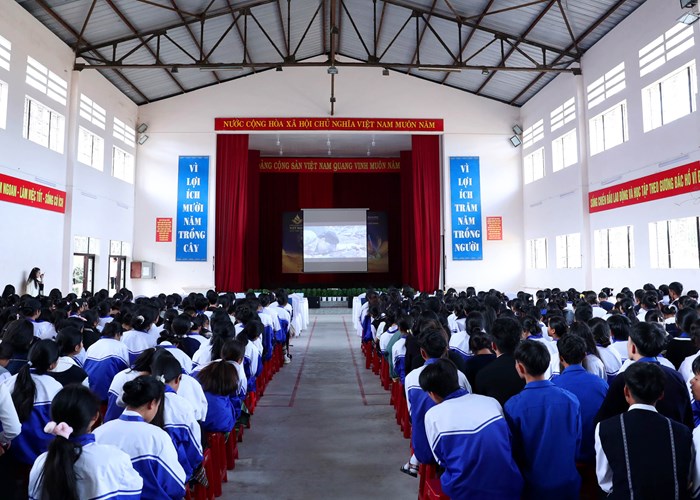Doãn Quốc Đam bất ngờ gặp nhiều “fan” trên phố núi Đà Lạt - Anh 3