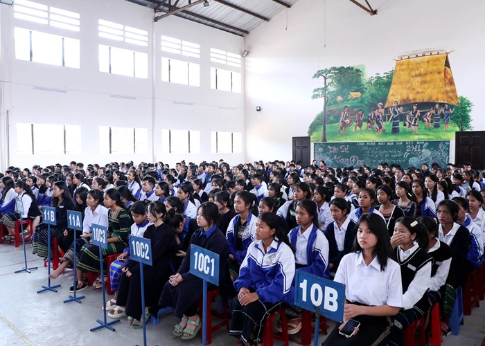 Doãn Quốc Đam bất ngờ gặp nhiều “fan” trên phố núi Đà Lạt - Anh 6