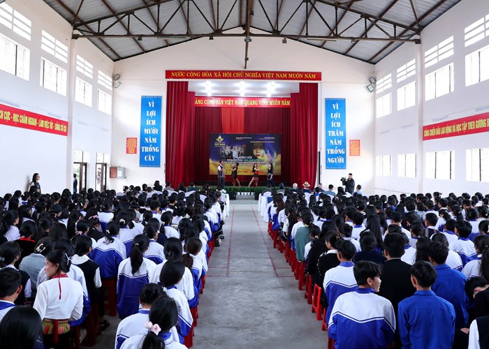 Doãn Quốc Đam bất ngờ gặp nhiều “fan” trên phố núi Đà Lạt - Anh 12