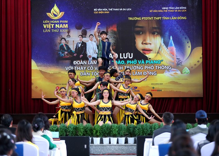 Doãn Quốc Đam bất ngờ gặp nhiều “fan” trên phố núi Đà Lạt - Anh 13