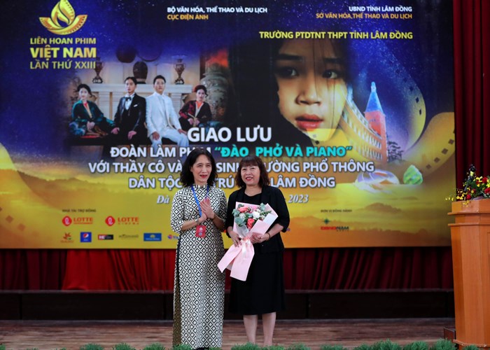 Doãn Quốc Đam bất ngờ gặp nhiều “fan” trên phố núi Đà Lạt - Anh 2
