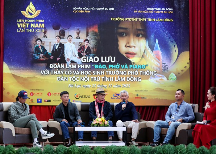 Doãn Quốc Đam bất ngờ gặp nhiều “fan” trên phố núi Đà Lạt - Anh 7