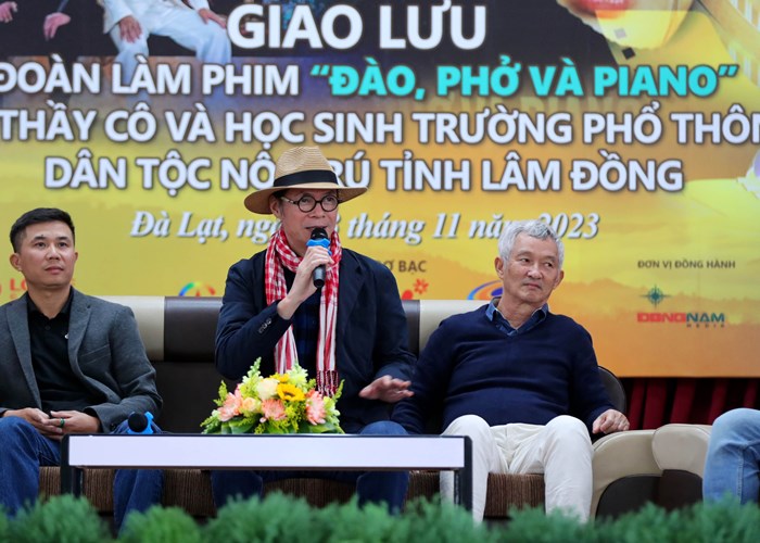 Doãn Quốc Đam bất ngờ gặp nhiều “fan” trên phố núi Đà Lạt - Anh 9