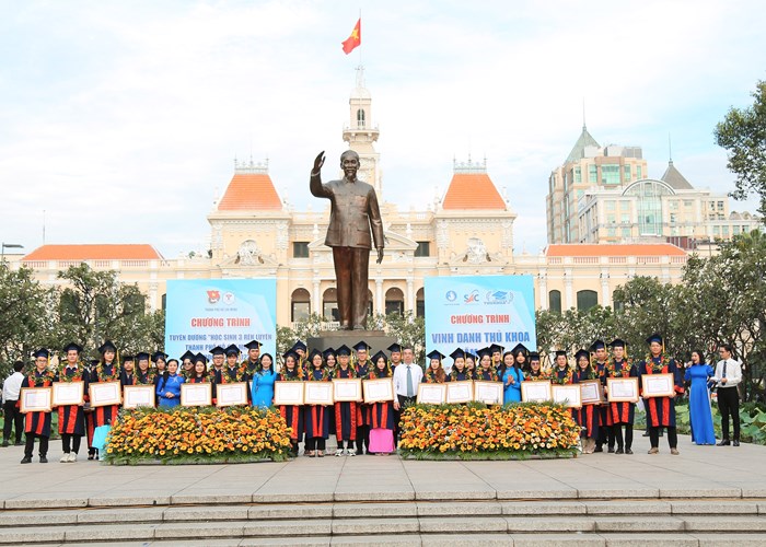 Tuyên dương “Học sinh 3 rèn luyện TP.HCM” và “Vinh danh thủ khoa” năm 2023 - Anh 1