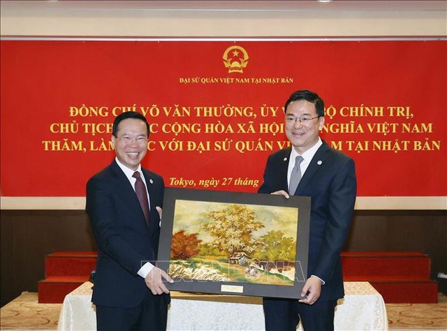 Chủ tịch nước Võ Văn Thưởng thăm Đại sứ quán và gặp gỡ đại diện các thế hệ người Việt Nam tại Nhật Bản - Anh 1