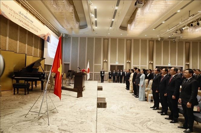 Triển lãm ảnh và chương trình hòa nhạc đặc biệt kỷ niệm 50 năm thiết lập quan hệ ngoại giao Việt Nam - Nhật Bản - Anh 1