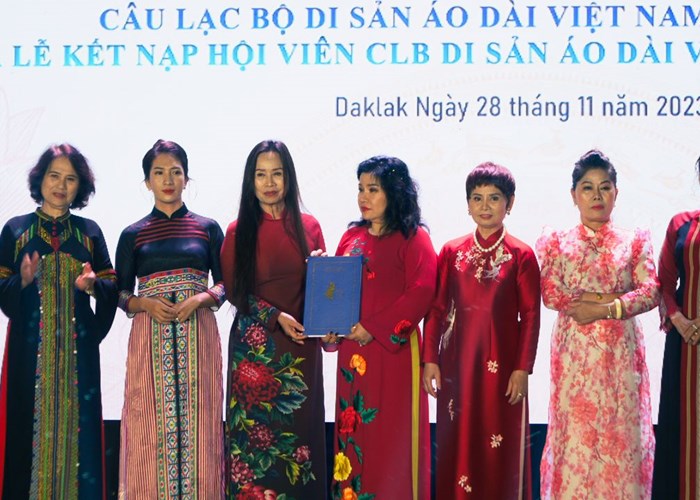 Ra mắt CLB Di sản áo dài Việt Nam tỉnh Đắk Lắk: Lan tỏa tình yêu với di sản áo dài - Anh 4