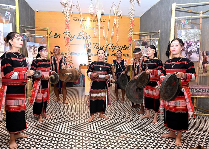 Giới thiệu di sản xòe Thái và cồng chiêng Tây Nguyên tại Hà Nội - Anh 7