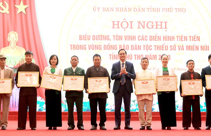 Phú Thọ biểu dương người có uy tín vùng đồng bào dân tộc thiểu số - Anh 2