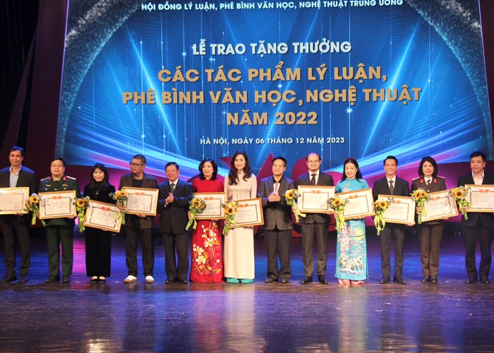 Trao tặng thưởng các tác phẩm lý luận, phê bình văn học, nghệ thuật xuất bản năm 2022 - Anh 7