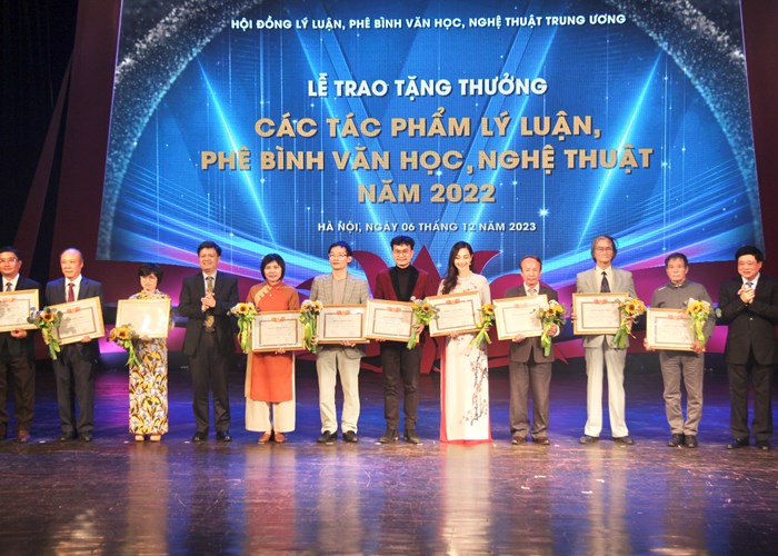 Trao tặng thưởng các tác phẩm lý luận, phê bình văn học, nghệ thuật xuất bản năm 2022 - Anh 5