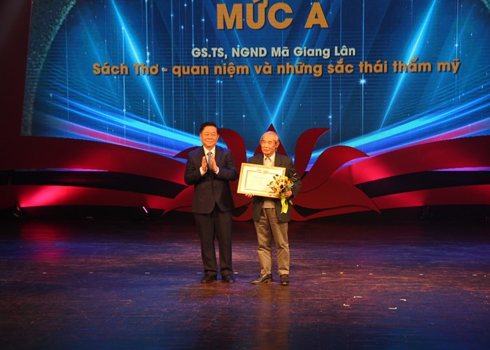 Trao tặng thưởng các tác phẩm lý luận, phê bình văn học, nghệ thuật xuất bản năm 2022 - Anh 3